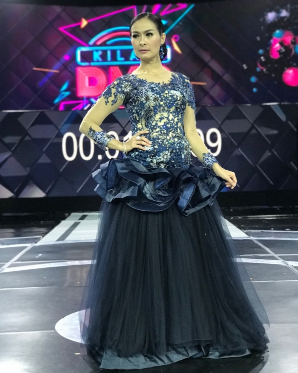 Gaya Iis Dahlia saat menjadi dewan juri/ Instagram @isdadahlia