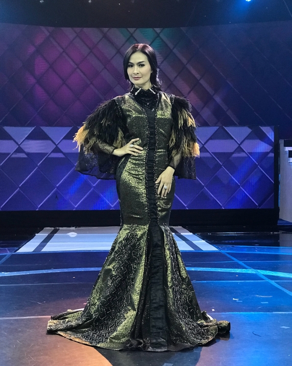 Gaya Iis Dahlia saat menjadi dewan juri/ Instagram @isdadahlia