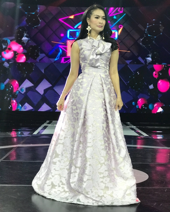 Gaya Iis Dahlia saat menjadi dewan juri/ Instagram @isdadahlia