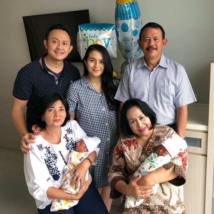 Kadek Devi dan keluarga from Instagram @dewayoga_07