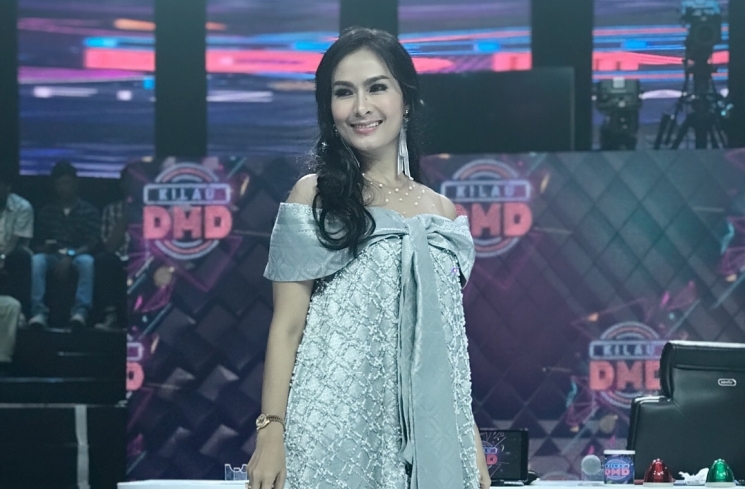 Gaya Iis Dahlia saat menjadi dewan juri/ Instagram @isdadahlia