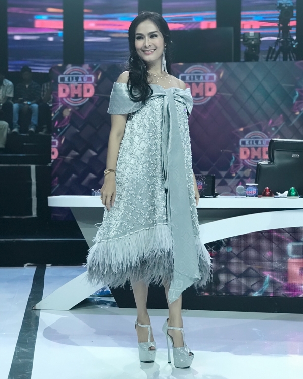Gaya Iis Dahlia saat menjadi dewan juri/ Instagram @isdadahlia