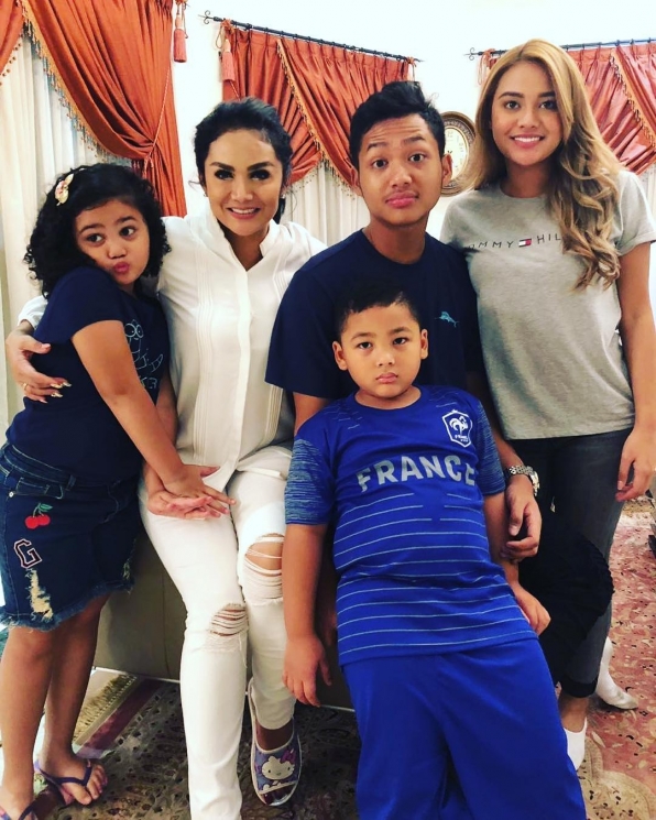 Krisdayanti/ Instagram @krisdayantilemos