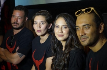 Gaya Pevita Pearce dan Hannah Al Rasyid di Film Buffalo Boys