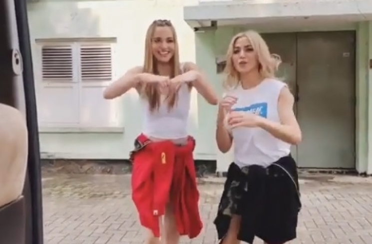 Aksi Kiki Challenge Nia Ramadhani dan Jessica Iskandar.