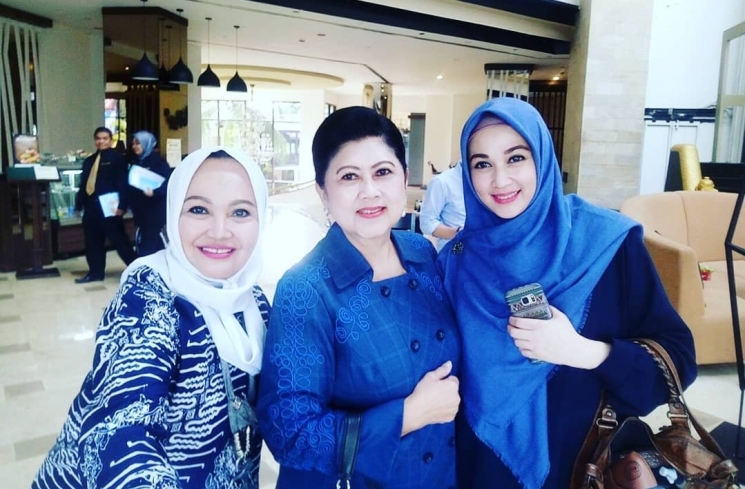 Dina Lorenza / Instagram @dinalorenza1975