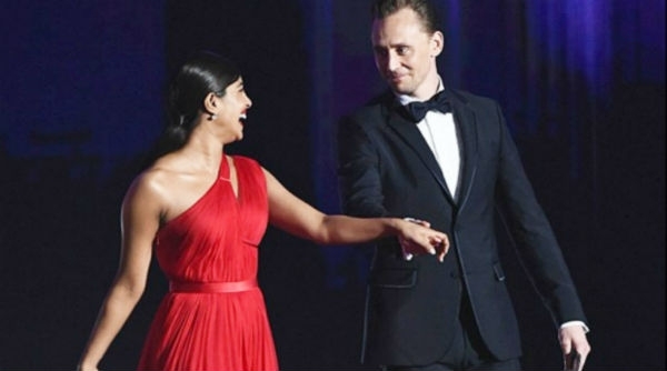 Priyanka Chopra dan Tom Hiddleston from bollywoodlife.com