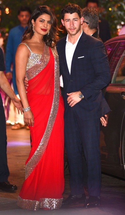 Priyanka Chopra dan Nick Jonas (harpersbazaar.com)