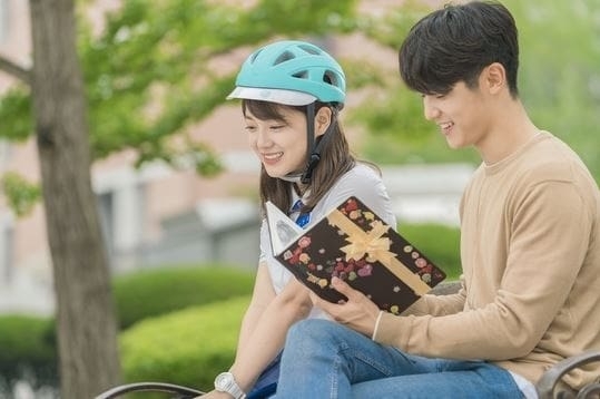 Sejeong Gugudan dan Kang Min Hyuk (soompi)