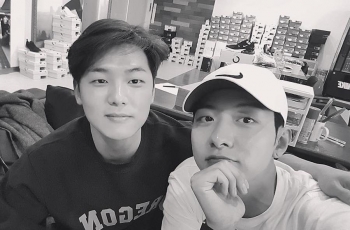 Kang Min Hyuk dan Lee Jung Shin Pamer Rambut Cepak Jelang Wamil