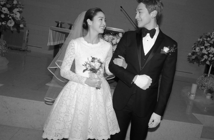 Kim Tae Hee dan Rain di Hong Kong (soompi)