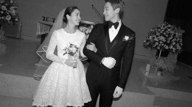 Kim Tae Hee dan Rain di Hong Kong (soompi)