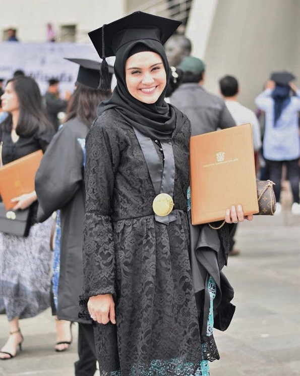Seleb yang selesaikan program S2 meski berstatus sebagai ibu. (Instagram/@zeezeeshahab)