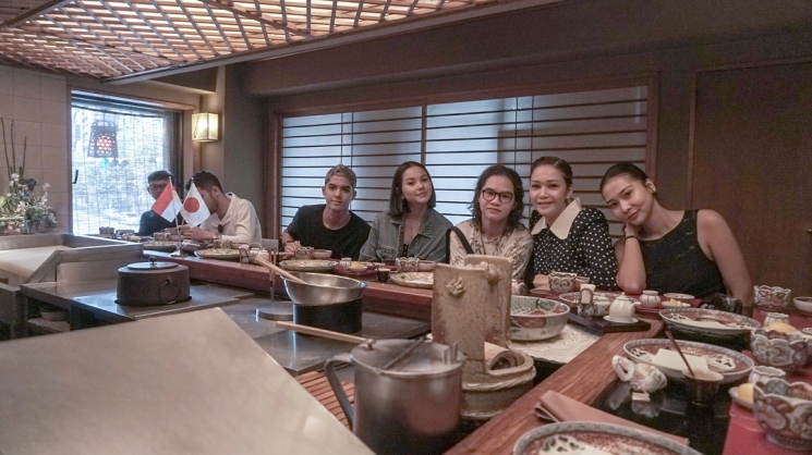 Gaya kece Maia Estianty saat liburan ke Jepang. (Instagram/@ditaofficial.id