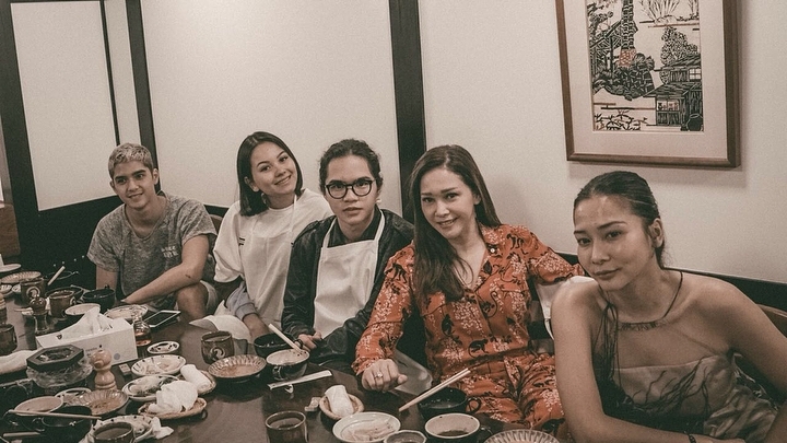Gaya kece Maia Estianty saat liburan ke Jepang. (Instagram/@ditaofficial.id)