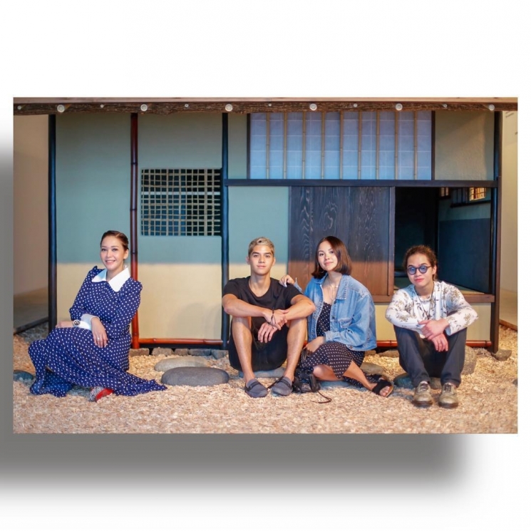 Gaya kece Maia Estianty saat liburan ke Jepang. (Instagram/@maiaestiantyreal)