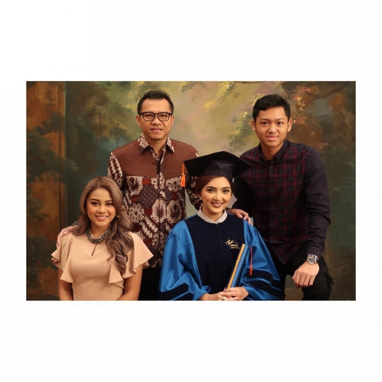 Ashanty, Anang Hermansyah bersama putra-putrinya, Aurel dan Azriel Hermansyah. (Instagram/@@ashanty_ash)