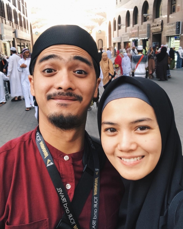 Seleb yang selesaikan program S2 meski berstatus sebagai ibu. (Instagram/@herfiza)