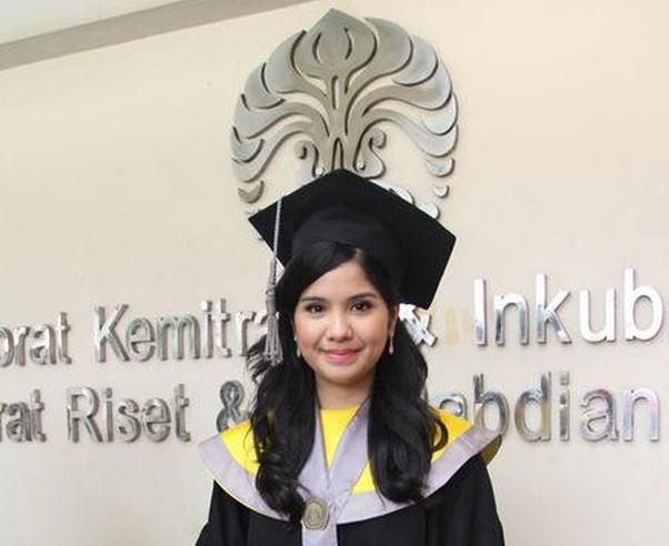 Seleb yang selesaikan program S2 meski berstatus sebagai ibu. (anakui.com)
