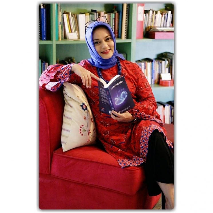 Seleb yang selesaikan program S2 meski berstatus sebagai ibu. (Instagram/@marissahaque)