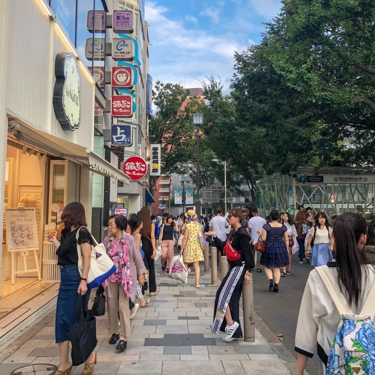 Tingkah konyol Chika Jessica di Jepang. (Instagram/@chikajessica88)