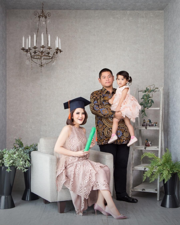 Seleb yang selesaikan program S2 meski berstatus sebagai ibu. (Instagram/@tania_putri)