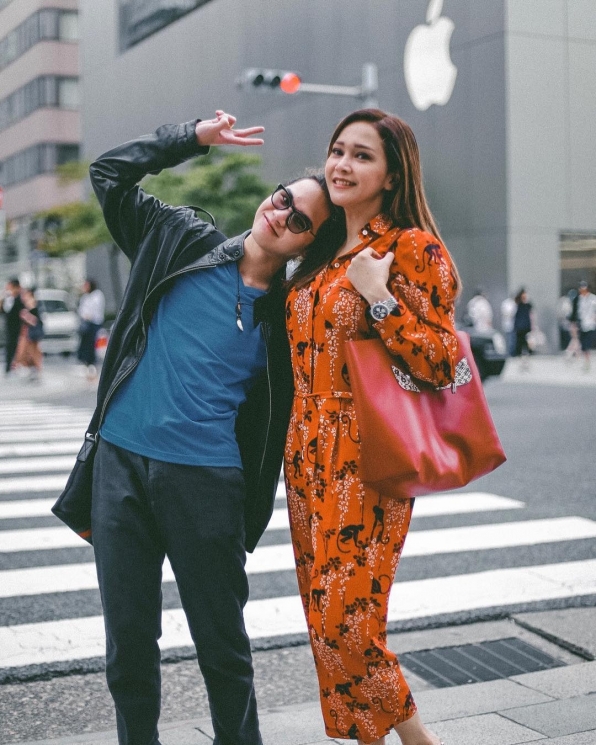 Gaya kece Maia Estianty saat liburan ke Jepang. (Instagram/@duljaelani)
