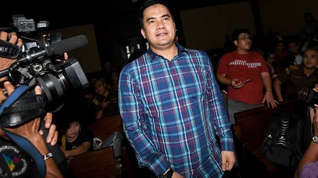 Terdakwa kasus suap panitera Pengadilan Negeri Jakarta Utara, Saipul Jamil, menjalani sidang vonis di Pengadilan Tipikor, Jakarta, Senin (31/7). (Suara.com)