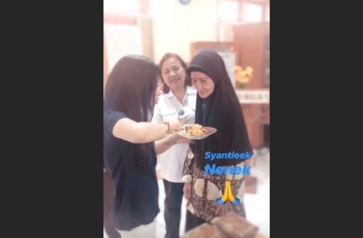 Suasana perayaan ulang tahun Syahrini di panti jompo. (Instagram/@princessyahrini)