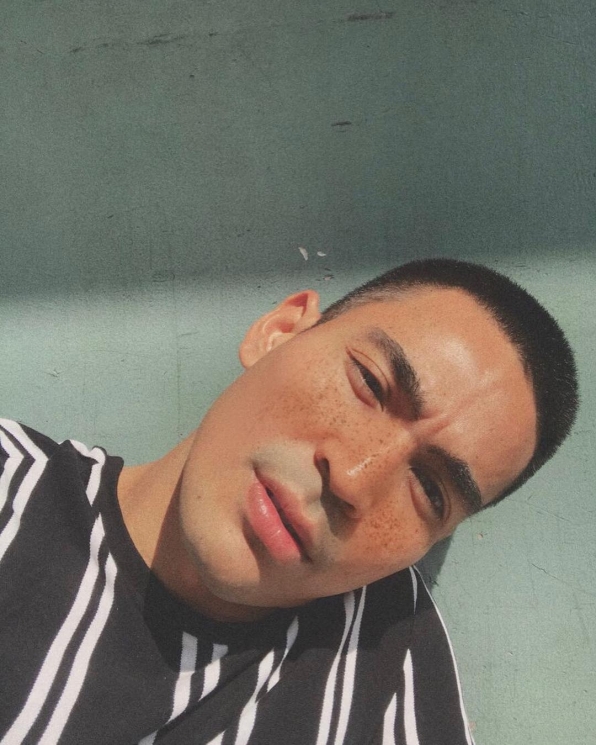 Seleb pria dengan makeup freckles di wajahnya. (Instagram/@robbypurba)