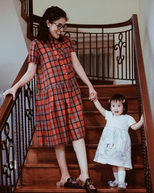 Seleb yang melahirkan pada tanggal unik. (Instagram/@nindyparasadyharsono)