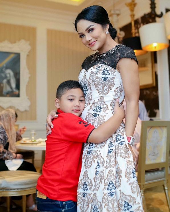 Seleb yang melahirkan pada tanggal unik. (Instagram/@krisdayantilemos)