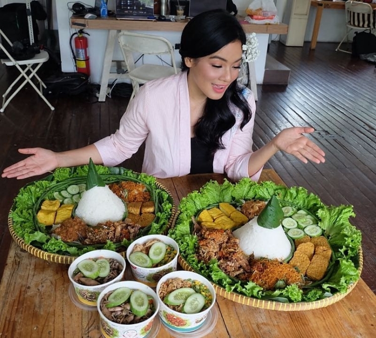 Bisnis kuliner makanan pedas seleb Indonesia. (Instagram/@ayamjerit)