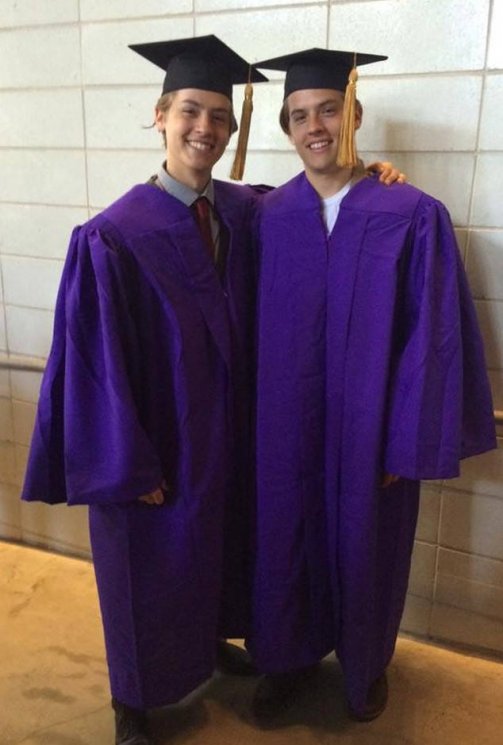 Dylan Sprouse dan Cole Sprouse. (eonline.com)