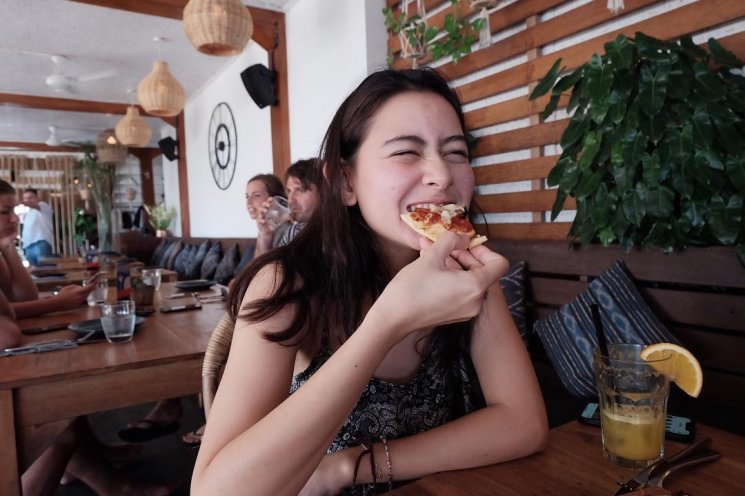 Pesona Laura Theux, aktris cantik asal Bali. (Instagram/@laura_theux)