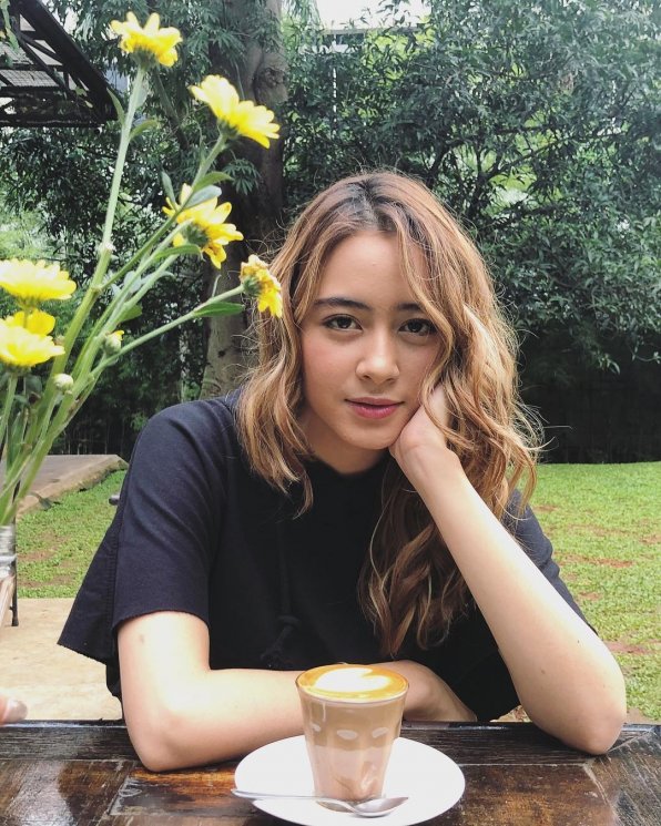 Pesona Laura Theux, aktris cantik asal Bali. (Instagram/@laura_theux)