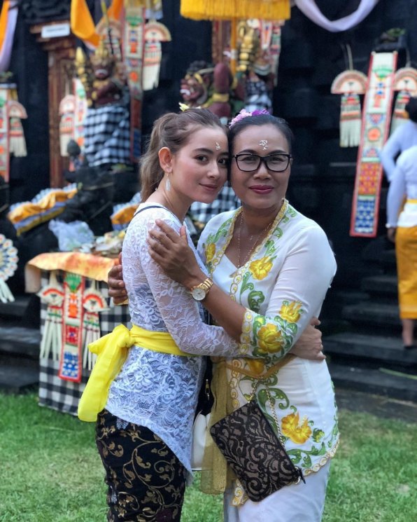Pesona Laura Theux, aktris cantik asal Bali. (Instagram/@laura_theux)