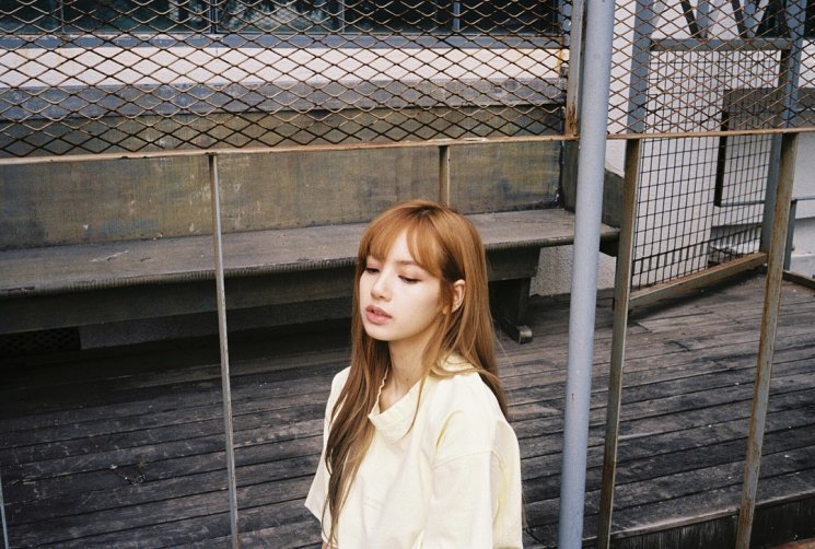 Idol Kpop cantik dengan bibir seksinya. (Instagram/@lalalalisa_m)