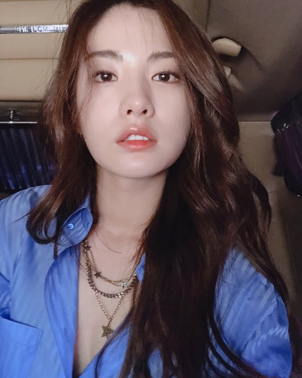 Idol Kpop cantik dengan bibir seksinya. (Instagram/@jin_a_nana)