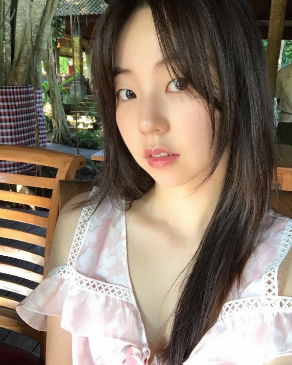 Idol Kpop cantik dengan bibir seksinya. (Instagram/@ssoheean)