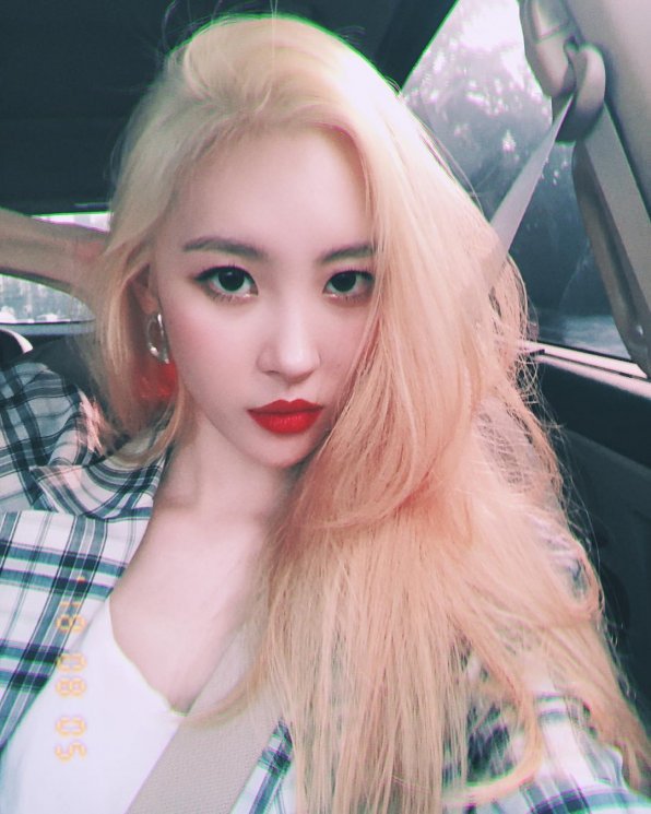 Idol Kpop cantik dengan bibir seksinya. (Instagram/@miyayeah)