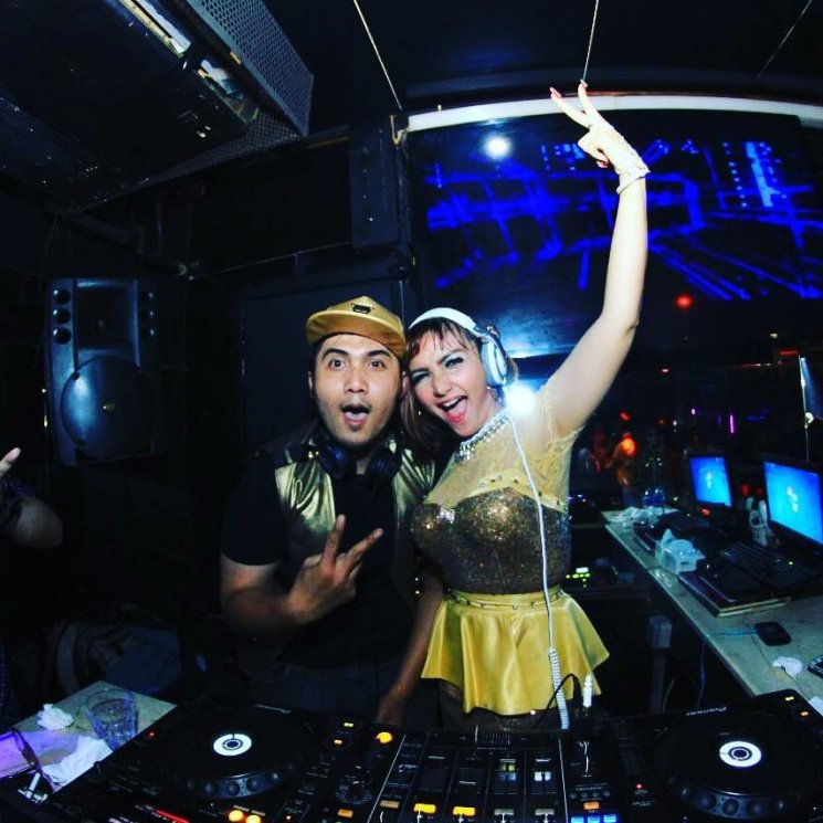 Roro Fitria (kiri). (Instagram/@djraymondmartin)