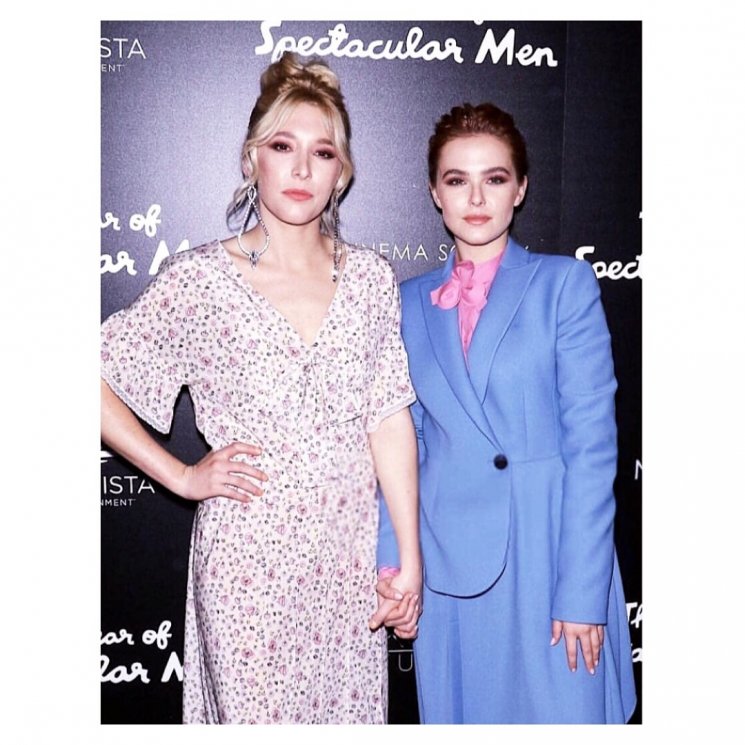 Seleb bersaudara yang ikonik dan sister goal banget. (Instagram/@zoeydeutch)