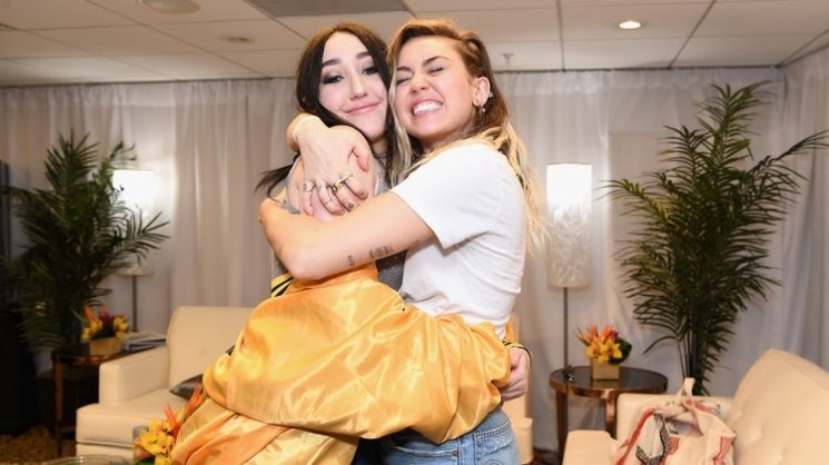 Seleb bersaudara yang ikonik dan sister goal banget. (lifeandstylemag)