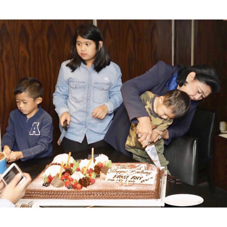 Perayaan sederhana ulang tahun Agus Yudhoyono. (Instagram/@aniyudhoyono)