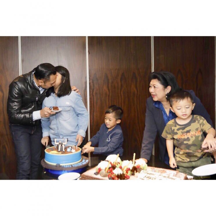 Perayaan sederhana ulang tahun Agus Yudhoyono. (Instagram/@aniyudhoyono)