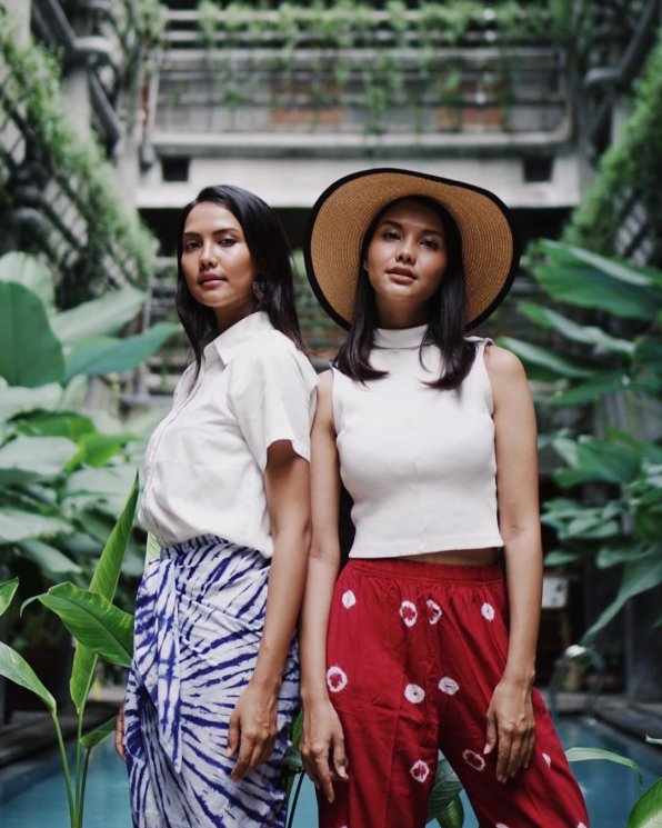 Veronika Krasnasari dan Valerie Krasnadewi. (Instagram/@valerie.twns)