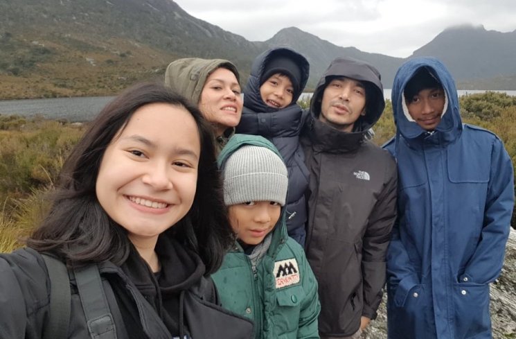 Keluarga Abimana Aryasatya dan Inong Ayu. (Instagram/@inong_ayu)