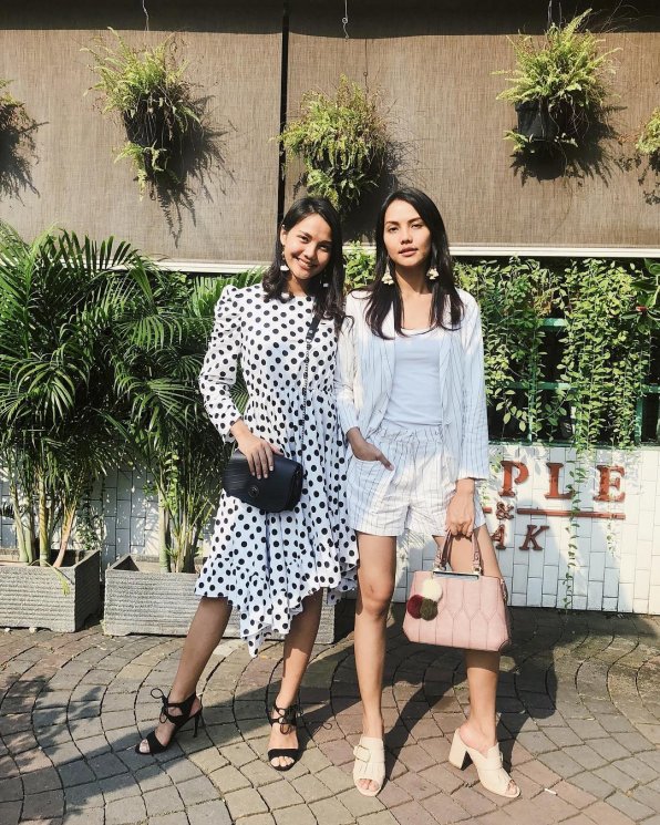 Veronika Krasnasari dan Valerie Krasnadewi. (Instagram/@valerie.twns)