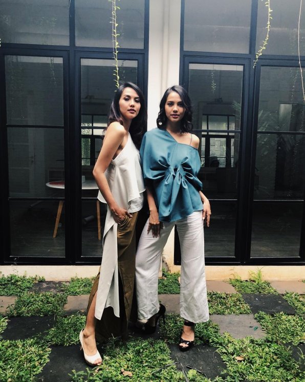 Veronika Krasnasari dan Valerie Krasnadewi. (Instagram/@valerie.twns)
